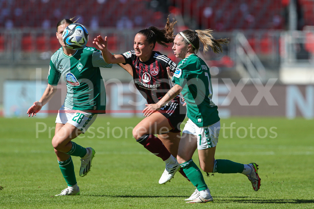 Fussball, Google Pixel Frauen-Bundesliga, 1. FC Nürnberg - SV Werder Bremen | v.li.: Elena Mühlemann (1. FC Nürnberg, 14) und Lisa Josten (SV Werder Bremen, 7) im Zweikampf, Duell, Dynamik, Aktion, Action, Spielszene, DIE DFB-RICHTLINIEN UNTERSAGEN JEGLICHE NUTZUNG VON FOTOS ALS SEQUENZBILDER UND/ODER VIDEOÄHNLICHE FOTOSTRECKEN. DFB REGULATIONS PROHIBIT ANY USE OF PHOTOGRAPHS AS IMAGE SEQUENCES AND/OR QUASI-VIDEO.