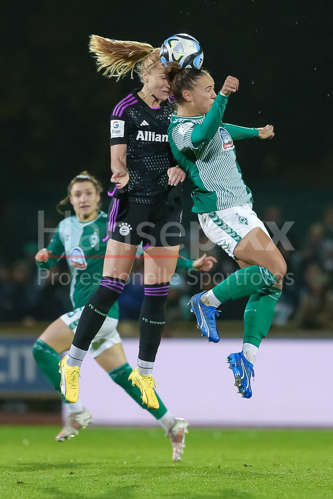 Fussball, Google Pixel Frauen-Bundesliga, SV Werder Bremen - FC Bayern München | v.li.: Glodis Perla Viggosdottir (FC Bayern München, 4) und Maja Sternad (SV Werder Bremen, 11) im Kopfballduell, Kopfball, Zweikampf, Action, Aktion, Spielszene, DIE DFB-RICHTLINIEN UNTERSAGEN JEGLICHE NUTZUNG VON FOTOS ALS SEQUENZBILDER UND/ODER VIDEOÄHNLICHE FOTOSTRECKEN. DFB REGULATIONS PROHIBIT ANY USE OF PHOTOGRAPHS AS IMAGE SEQUENCES AND/OR QUASI-VIDEO.