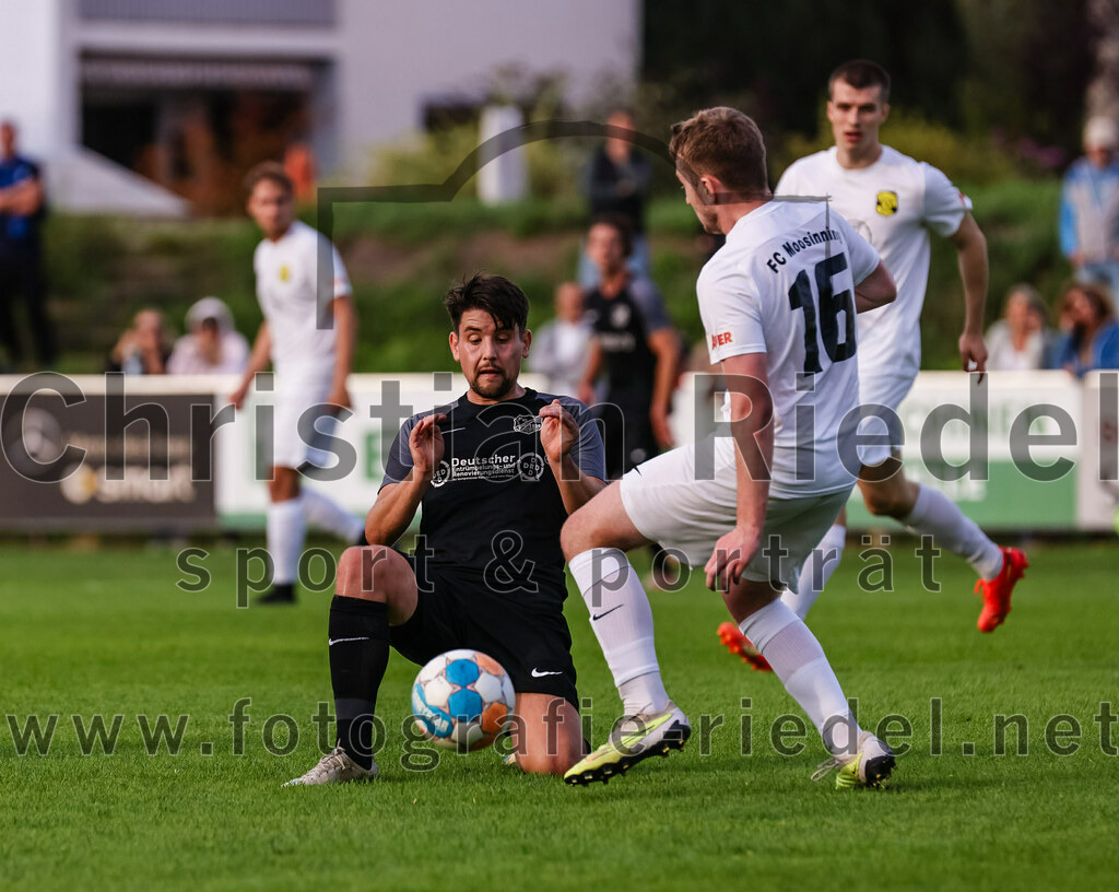 2023-08-08_060_FC_Moosinning_gegen_FC_Langengeisling | Moosinning, Deutschland, 08.08.2023:
Fußball, Bezirksliga Oberbayern Ost 2023 / 2024, 3. Spieltag, FC Moosinning gegen FC Langengeisling, Endergebnis: 0:4

Maximilian Maier (FC Langengeisling, #10), Mats Behrens (FC Moosinning, #16)

Foto: Christian Riedel / fotografie-riedel.net