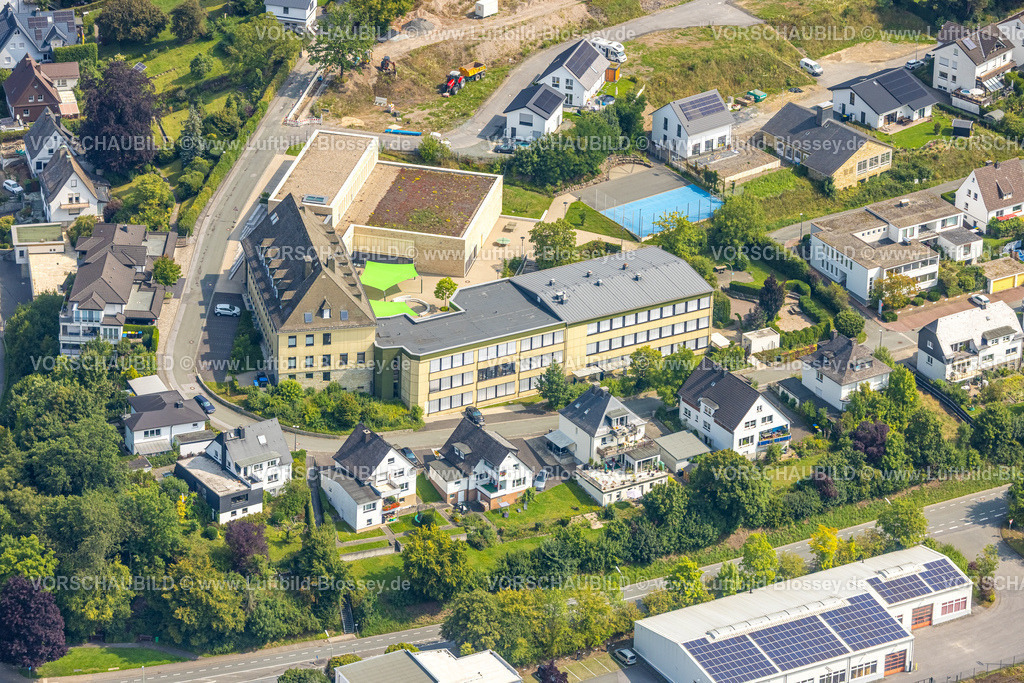 Meschede250807254 | Luftbild, St. Walburga-Realschule mit grünen Sonnensegeln, Baustelle An Klocken Kapelle, Meschede-Stadt, Meschede, Sauerland, Nordrhein-Westfalen, Deutschland
