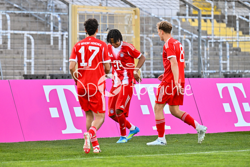 FC Bayern Amateure - SpVgg Ansbach | MUNICH, GERMANY - 17. APRIL: Jubel der Bayern nach dem Treffer zum 1-0 durch Julien YANDA (FC Bayern München II 16) / Tor / Torschuetze / Freude / Happy während dem Match zwischen den Amateuren des FC Bayern München und der SpVgg Ansbach am 29. Spieltag der Regionalliga Bayern im Grünwalder Stadion