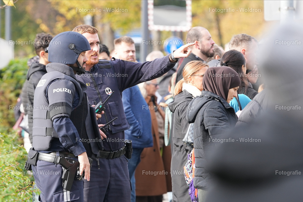 20221111 Amoklauf in Mittelschule Haselstauden | DORNBIRN, OESTERREICH - 11. NOVEMBER: Polizeieinsatz waehrend des Amoklaufs in der Mittelschule Haselstauden in Mittelschule Haselstauden on November 11, 2022 in Dornbirn, Austria.