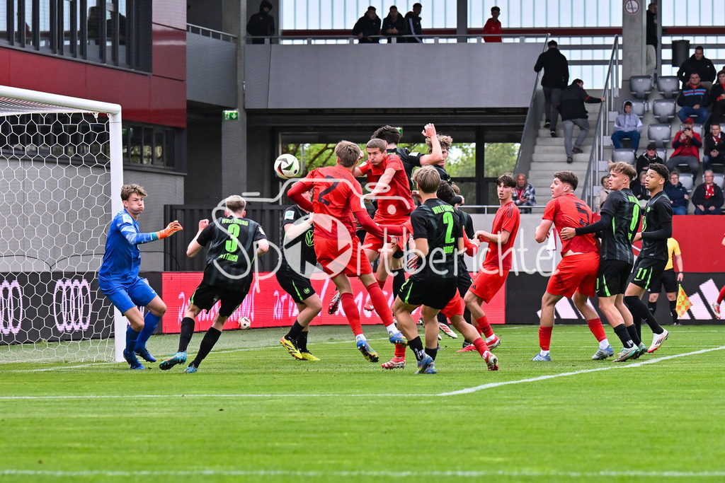 FC Bayern München U19 - VfL Wolfsburg U19 | Nach einem Eckball fuer Bayern kommt Magnus DALPIAZ (FCB #2) zum Kopfball / U19 DFB Nachwuchsliga Endrunde: FC Bayern Muenchen - VfL Wolfsburg, FC Bayern Campus am 26.04.2025