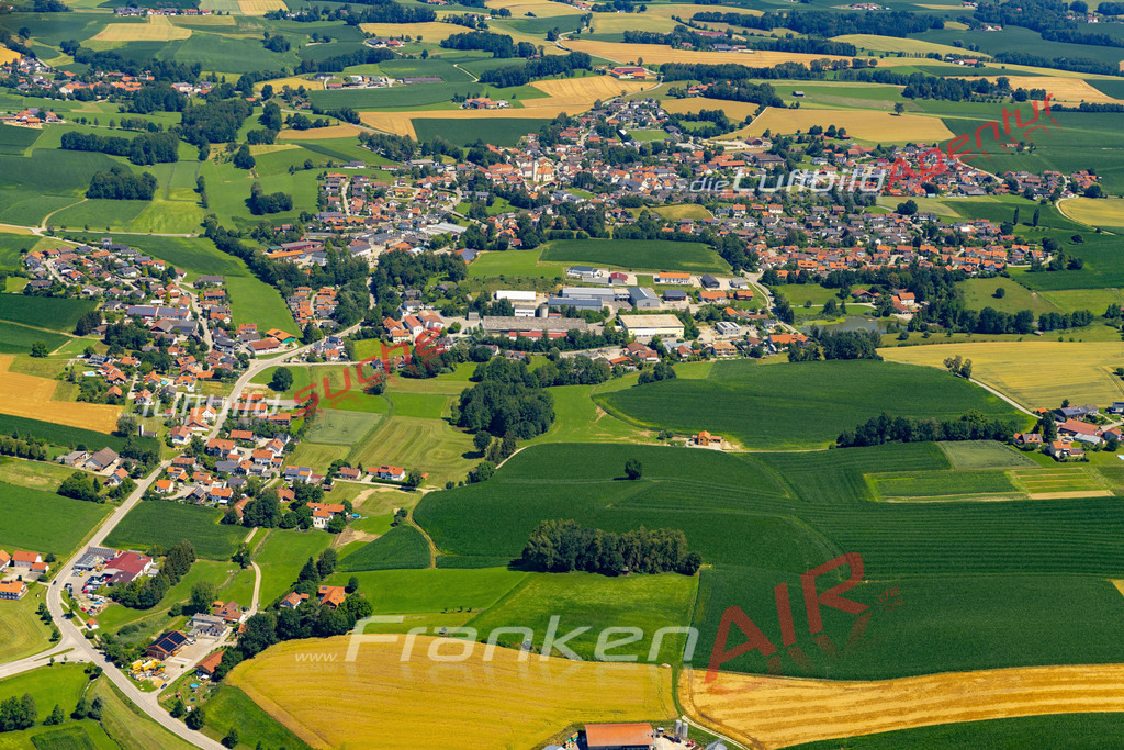 Aktuelles Luftbild von  Buchbach - Die Luftaufnahme wurde 2022 mittels UL-Flugzeug erstellt ( keine Drohne ) - hochauflösende Kamera-Systeme von  Canon -Beste Qualität - Für grossformatige Ausdrucke geeignet. Die Geschenkidee !