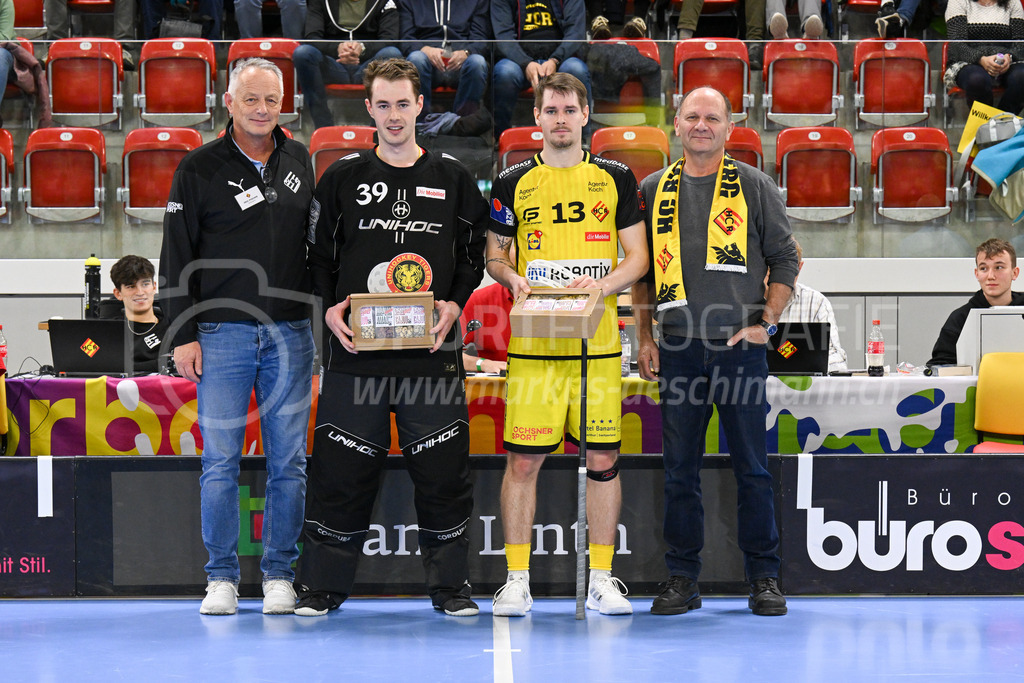 HC Rychenberg vs Tigers Langnau - 11. Dezember 2022 | HC Rychenberg vs Tigers Langnau
AXA Arena, Winterthur
Best Player Roman Beck (#39 Tigers Langnau) und Claudio Mutter (#13 HC Rychenberg).
Bild: Sportfotografie Markus Aeschimann | www.markus-aeschimann.ch - Realisiert mit Pictrs.com
