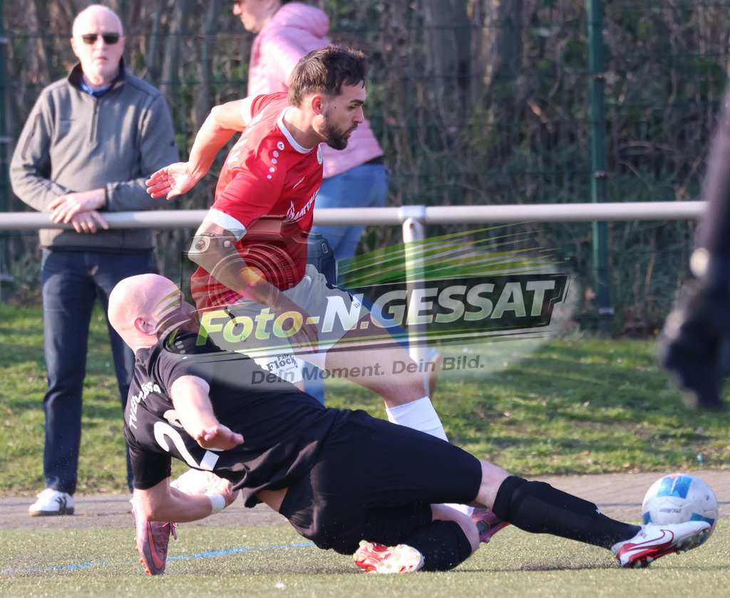 Bünder SV - TV Elverdissen | Auf dem Bild zu sehen: rot Bünder SV: Robert Lipkowski ; schwarz TV Elverdissen: Jonas MeiseBünder SV, TV Elverdissen, Saison 25/26, Kreisliga A, Deutschland - Realisiert mit Pictrs.com