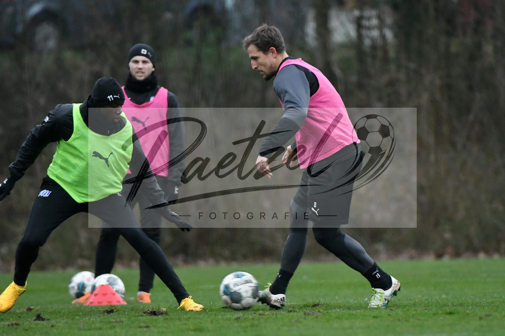 20200220_TRAOSN_0020 | Fussball, Herren: Assan Ceesay (VfL Osnabrueck) und Ulrich Taffertshofer (VfL Osnabrueck) im Zweikampf waehrend der Trainingseinheit des VfL Osnabrueck im Sportpark Illoshoehe am 20.02.2020 in Osnabrueck, Deutschland. - Realisiert mit Pictrs.com