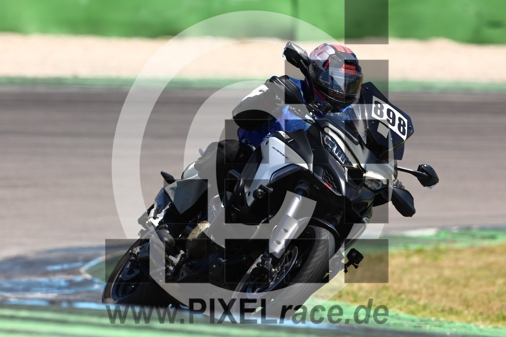 0898-20240625_05078 | Schöne Erinnerungen an spannende Momente - das festzuhalten ist unser Job. PIXELrace.de ist seit 2003 auf den Rennstrecken Europas unterwegs um die Action draußen beim Fahren und die wunderbare Stimmung imm Fahrerlager für euch einzufangen.
