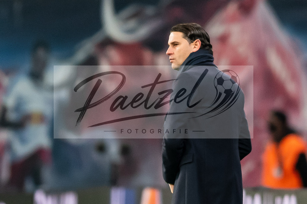 RBLLEV20211128_141 | Fussball, Herren: Trainer Gerardo Seoane (Bayer 04 Leverkusen) schaut bei dem Spiel der 1. Bundesliga zwischen RB Leipzig und Bayer 04 Leverkusen in der Red Bull Arena am 28.11.2021 in Leipzig, Deutschland.DFB / DFL REGULATIONS PROHIBIT ANY USE OF PHOTOGRAPHS AS IMAGE SEQUENCES AND/OR QUASI-VIDEO. - Realisiert mit Pictrs.com