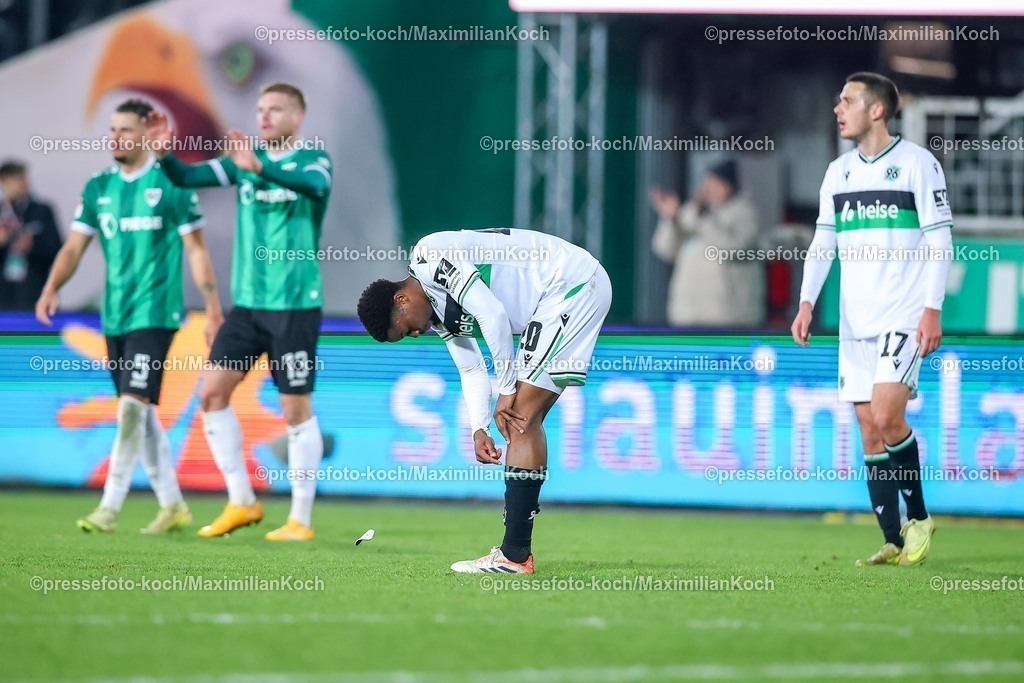 PRM05122501115 | 05.12.2025, Fußball, Preußen Münster - Hannover 96, 2. Fußball Bundesliga,  Preußenstadion, Saison 2025 2026: Enttäuschte Gesichter nach dem Unentschieden bei Hannover96  - Ime Okon (Hannover96 #20) und Bastian Allgeier (Hannover96 #17) DFB regulations prohibit any use of photographs as image sequences and or quasi-video.