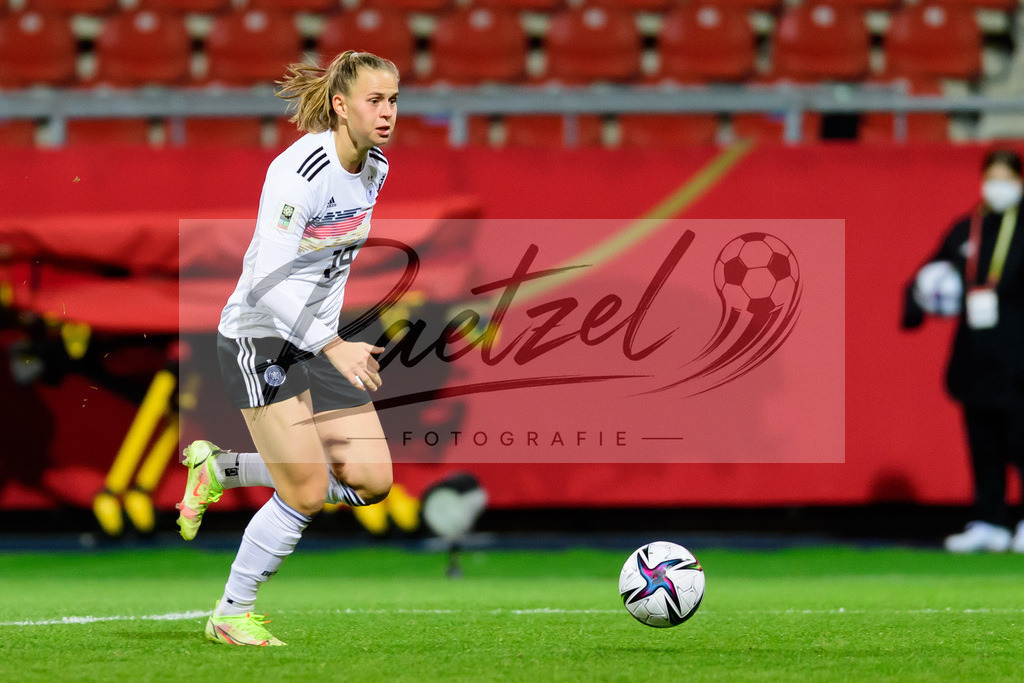 GERTUR20211126_154 | Fussball, Frauen: Klara Buehl (Germany) in Aktion, am Ball, Einzelaktion bei dem Spiel der WM-Qualifikation zwischen Deutschland und Tuerkei im Eintracht-Stadion am 26.11.2021 in Braunschweig, Deutschland. - Realisiert mit Pictrs.com