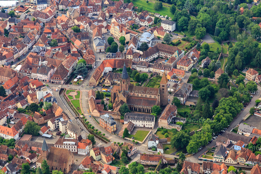 Aerial view: Quai du 24 November with Abbatiale Saint Pierre et Paul from the north in Wissembourg in the state Bas-Rhin, France.Photo: IMG_100685.jpg taken on 06/05/2017 by Werner Riehm/FLY-FOTO.comResolution of the original: 5141 x 3427 pxParoisse de Wissembourg