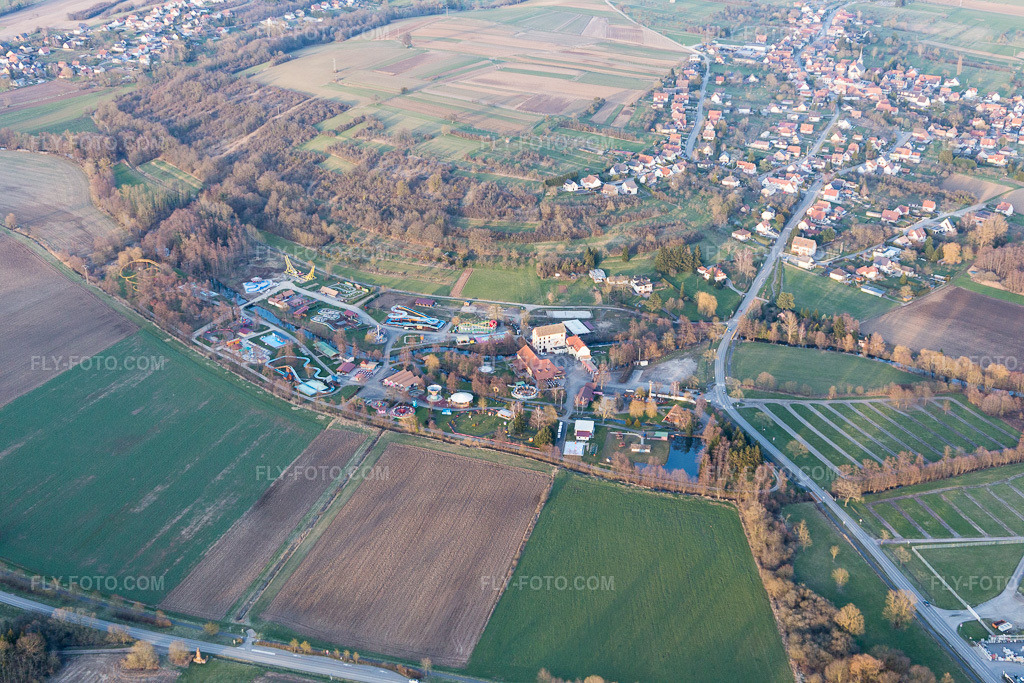 Aerial view: DIDILAND amusement park in Gunstett in the state Bas-Rhin, France. – Photo: IMG_104986.jpg taken on 03/21/2018 by Werner Riehm/FLY-FOTO.com – Resolution of the original: 5472 x 3648 px
