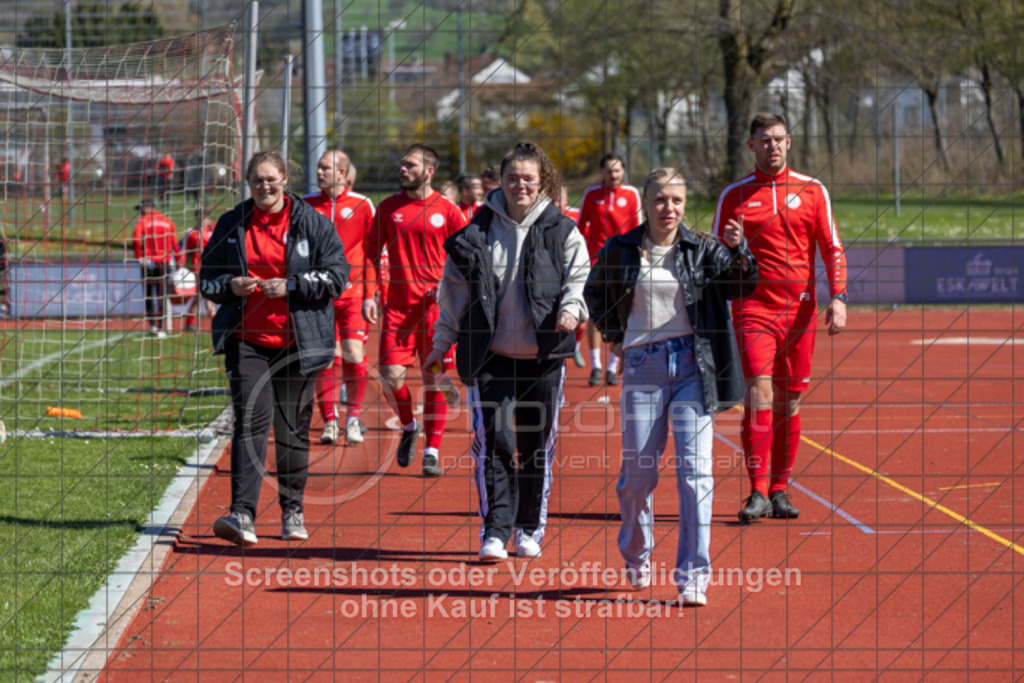 20250406_144848_0477 | #,1.FC Donzdorf (rot) vs. SV Jungingen (schwarz), Fussball, Frauen-Verbandsliga Württemberg, 16. Spieltag, Saison 2024/2025, Rasenplatz Lautertal Stadion, Süßener Straße 16, 73072 Donzdorf, 06.04.2025 - 13:00 Uhr,Foto: PhotoPeet-Sportfotografie/Peter Harich