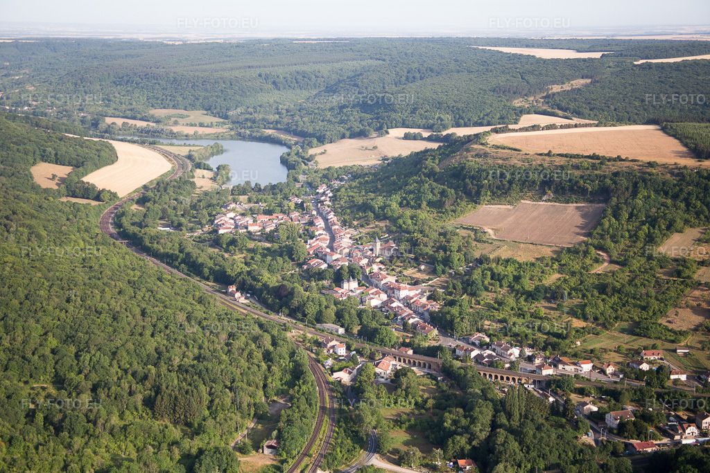 Vue aérienne: Vue de la ville à Arry dans le département Moselle, France. Photo: IMG_083251.jpg prise le 12/07/2015 par Werner Riehm/FLY-FOTO.euRésolution de l'original: 5472 x 3648 px