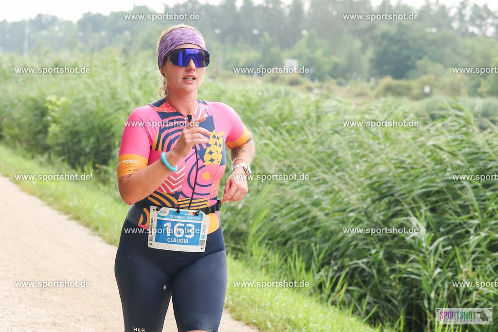 LUR_1676 | 34. M-net Erlanger Triathlon 2025 #erlangertriathlon  #mnettriathlon2025 #mnettriathlon #team #olympischedistanz #mitteldistanz #triathlon #maindonaukanal  #erlangertriathlon2025 #yourpictrs #tv1848 #tv1848erlangen  #triathlonbayern #sportinerlangen #demsportverbunden #sportshot_your_pictrs Copyright: www.sportshot.de