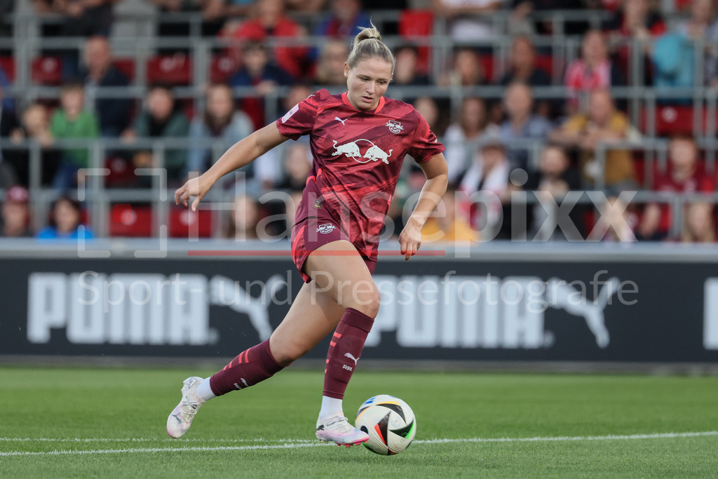 Fussball, Google Pixel Frauen-Bundesliga, RB Leipzig - SV Werder Bremen | v.li.: Marleen Schimmer (RB Leipzig, 14) am Ball, Freisteller, Einzelbild, Ganzkörper, Aktion, Action, Spielszene, DIE DFB-RICHTLINIEN UNTERSAGEN JEGLICHE NUTZUNG VON FOTOS ALS SEQUENZBILDER UND/ODER VIDEOÄHNLICHE FOTOSTRECKEN. DFB REGULATIONS PROHIBIT ANY USE OF PHOTOGRAPHS AS IMAGE SEQUENCES AND/OR QUASI-VIDEO.
