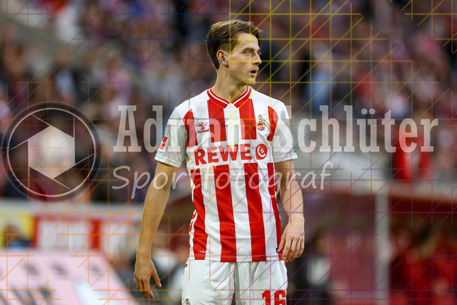1. FC Köln vs FC Augsburg - 1. Bundesliga  | Köln, Deutschland, 18.10.25:   Jakub Kaminski (1. FC Köln) schaut waehrend des Spiels der 1. Bundesliga zwischen  1. FC Köln vs FC Augsburg im RheinEnergieStadion(Foto von Brauer-Fotoagentur / Adrian Schlueter)