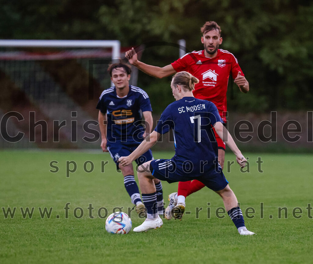 2023-08-22_012_FC_Finsing_gegen_SC_Moosen-Vils | Finsing, Deutschland, 22.08.2023:
Fußball, Kreisliga 2023 / 2024, 5. Spieltag, FC Finsing gegen SC Moosen/Vils, Endergebnis: 5:0

Tobias Holzner (SC Moosen/Vils, #7), Dominik Keuter (FC Finsing, #18)

Foto: Christian Riedel / fotografie-riedel.net