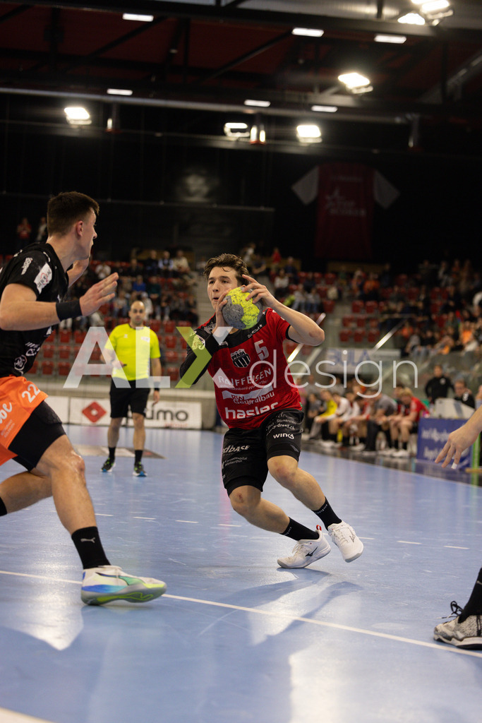 Handballen I Herren I Saison 2025-2026 I Quickline Handball League 2026 | Men I 18. Spieltag I Pfade Winterthur - Kadetten Schaffhausen I 20.12.2025 | 5 Tiago Cuencas (Pfadi Winterthur) – Rückraum mitte - Realisiert mit Pictrs.com