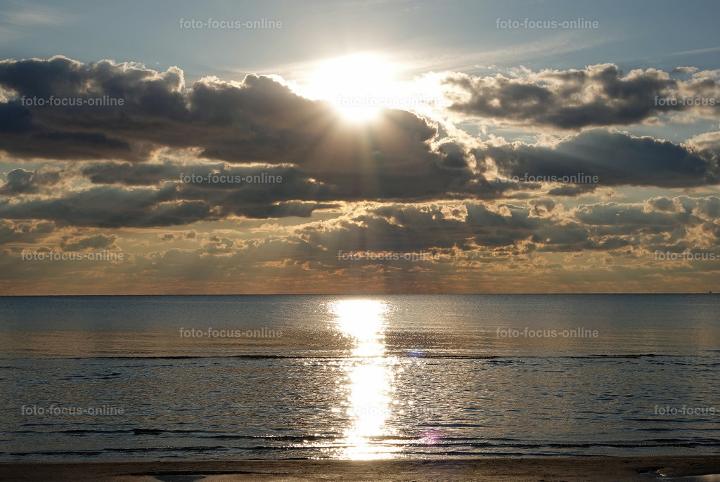 Spectacular almost spiritual sunset on the beach of Liepja | foto-focus-online