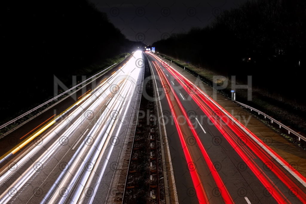 Lighttrails der Autobahn | Die Bundesautobahn A46 bei Nacht. Die Beleuchtung der Autos zieht die Lighttrails über die Fahrbahn der A46. Faszinierende Lichtspuren erhellen die Nacht.