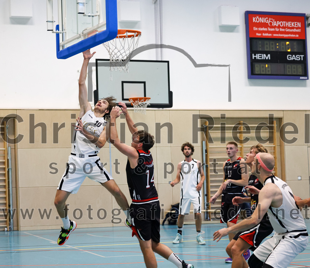 2022-10-16_074_TSV_Vaterstetten_gegen_Baskets_Vilsbiburg_2 | Vaterstetten, Deutschland, 16.10.2022:
Basketball, Bayernliga Herren Südost 2022 / 2023, 1. Spieltag, TSV Vaterstetten gegen Baskets Vilsbiburg 2, Endergebnis: 83:64

Finn Liebig (TSV Vaterstetten, #10), M. Engel (Baskets Vilsbiburg, #14), Christian Balszuweit (TSV Vaterstetten, #2)

Foto: Christian Riedel / fotografie-riedel.net