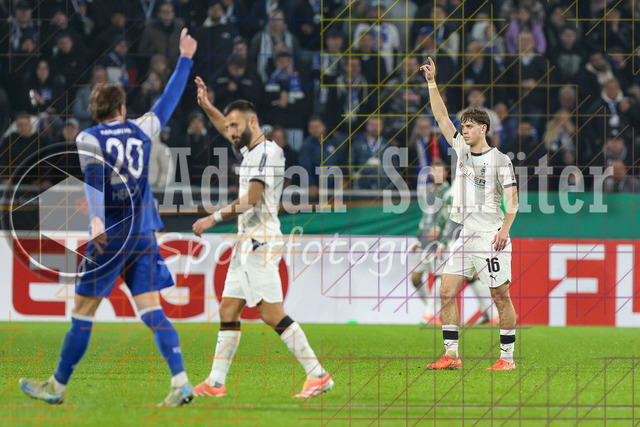 Borussia Mönchengladbach vs Karlsruher SC - DFB-Pokal 2. Runde | Mönchengladbach, Deutschland, 28.10.25:   Philipp Sander (Borussia Mönchengladbach) gestikuliert, Gestik waehrend des Spiels der DFB-Pokal 2. Runde zwischen Borussia Mönchengladbach vs Karlsruher SC im Stadion im Borussia Park(Foto von Brauer-Fotoagentur / Adrian Schlueter)