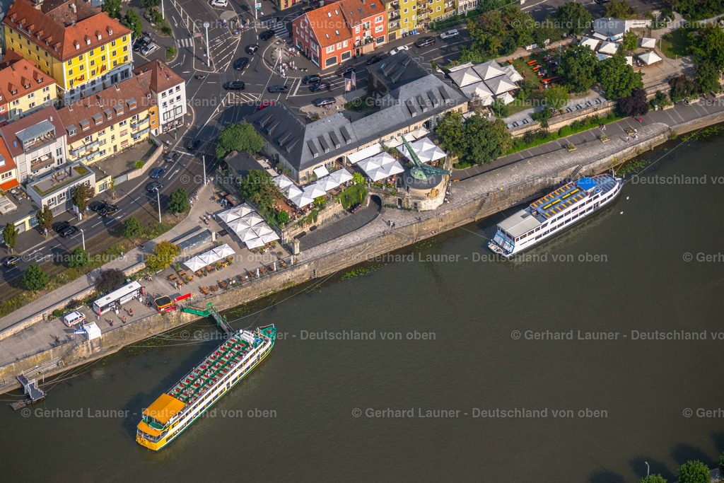4047678 | WüRZBURG 21.08.2021 Passagier- und Fahrgast- Schiff vor dem Gastronomie - Restaurant - Gebäude mit dem " Brauerei-Gasthof Alter Kranen " im Ortsteil Altstadt in Würzburg im Bundesland Bayern, Deutschland. Weiterführende Informationen bei: Alter Kranen GmbH,  Locanda Würzburg GmbH,  Veitshöchheimer Personenschifffahrt GmbH. // Passenger ship in front of the gastronomy - restaurant - building with the " Brauerei-Gasthof Alter Kranen " in the district Altstadt in Wuerzburg in the state Bavaria, Germany. Further information at: Alter Kranen GmbH,  Locanda Wuerzburg GmbH,  Veitshoechheimer Personenschifffahrt GmbH,  Locanda Wuerzburg GmbH,  Veitshoechheimer Personenschifffahrt GmbH. Foto: Gerhard Launer