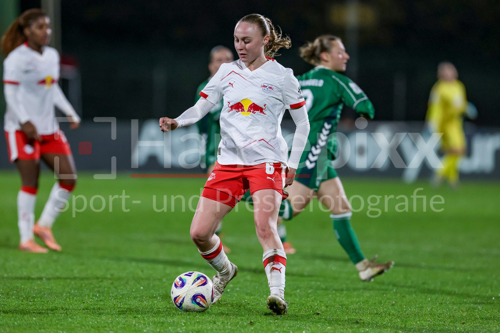 Fussball, Google Pixel Frauen-Bundesliga, SV Werder Bremen - RB Leipzig | Lou-Ann Joly (RB Leipzig, 6) am Ball, Einzelbild, Ganzkörper, Aktion, Action, Spielszene, DIE DFB-RICHTLINIEN UNTERSAGEN JEGLICHE NUTZUNG VON FOTOS ALS SEQUENZBILDER UND/ODER VIDEOÄHNLICHE FOTOSTRECKEN. DFB REGULATIONS PROHIBIT ANY USE OF PHOTOGRAPHS AS IMAGE SEQUENCES AND/OR QUASI-VIDEO.