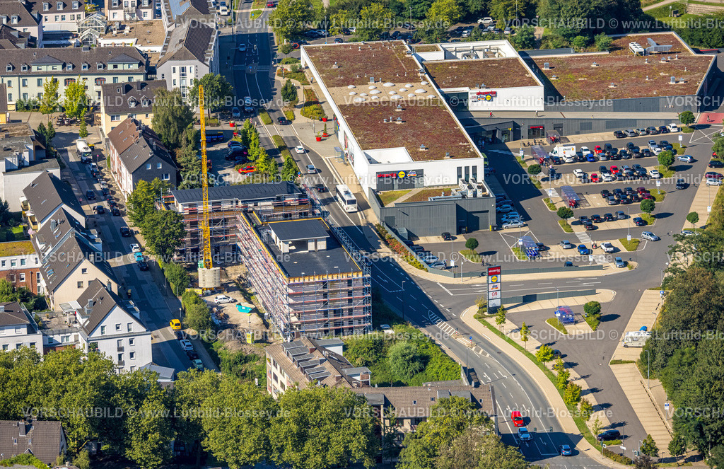 Heiligenhaus240812965 | Luftbild, Einkaufszentrum  Hitzbleck Westfalenstraße mit Supermarkt Lidl und DM und Akzenta Rewe, Baustelle mit Neubau Linderfelder Karree Mehrgenerationenhaus mit Kita, Leubeck, Heiligenhaus, Ruhrgebiet, Nordrhein-Westfalen, Deutschland
