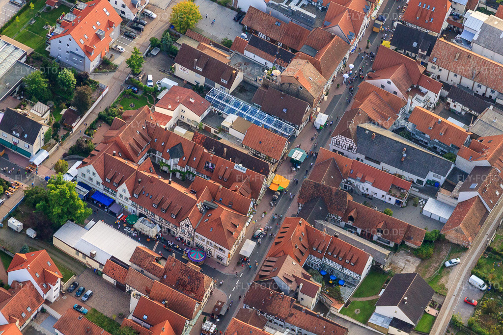 Luftbild: Stadtfest 2011 in der Haupt- und Gartenstr in Kandel im Bundesland Rheinland-Pfalz in Deutschland. Foto: IMG_44983.jpg vom 03.09.2011 durch Werner Riehm/FLY-FOTO.de