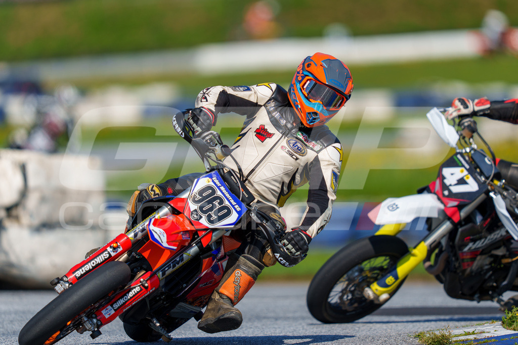 SuperMoto_Staatsmeisterschaft_Greinbach_198 | GRIPcapture steht für authentische Sportfotografie in Österreich – für Momente, die mehr sind als Geschwindigkeit oder Ergebnis. Es geht um Emotion, Spannung, Fokus und den Augenblick, der oft nur einen Wimpernschlag dauert.Ob Motorsport, Teamsport oder 