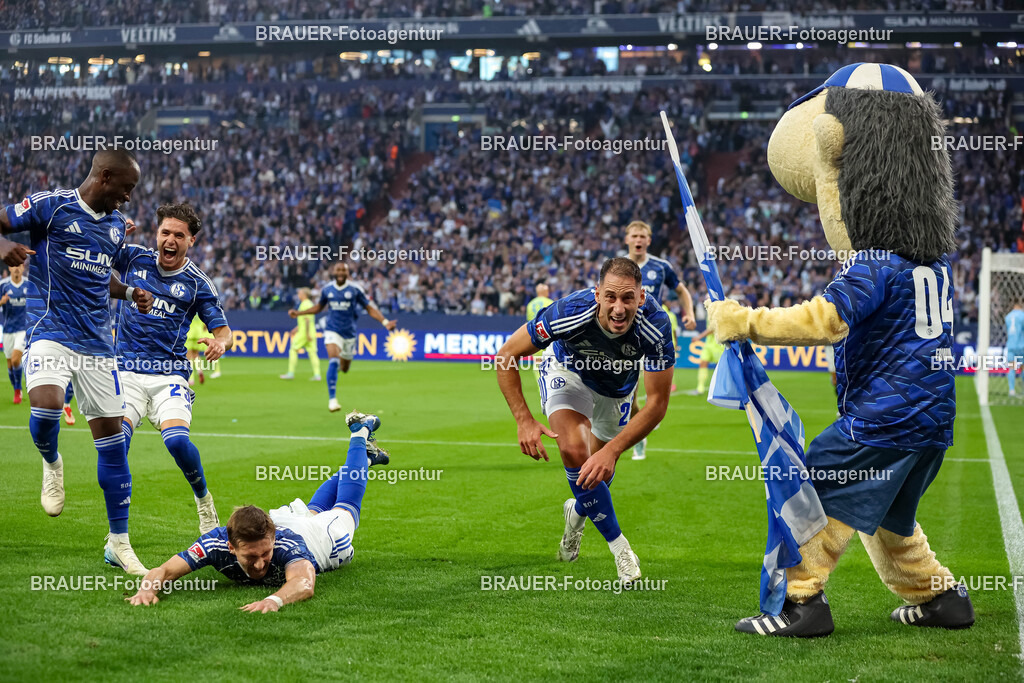 1_S04BER_20250801_1259.JPG -  - FC Schalke 04 - Hertha BSC Berlin - 2. Bundesliga | Gelsenkirchen, Deutschland, 01.08.25: Nikola Katic (FC Schalke 04) Torjubel, jubelt mit seiner Mannschaft nach dem Treffer zum 2:0 waehrend des Spiels der 2. Bundesliga zwischen FC Schalke 04 - Hertha BSC Berlin in der Veltins-Arena am 01. August 2025 in Gelsenkirchen, Deutschland. (Foto von Stefan Brauer/Brauer-Fotoagentur)DFB/DFL REGULATIONS PROHIBIT ANY USE OF PHOTOGRAPHS AS IMAGE SEQUENCES AND/OR QUASI-VIDEO.