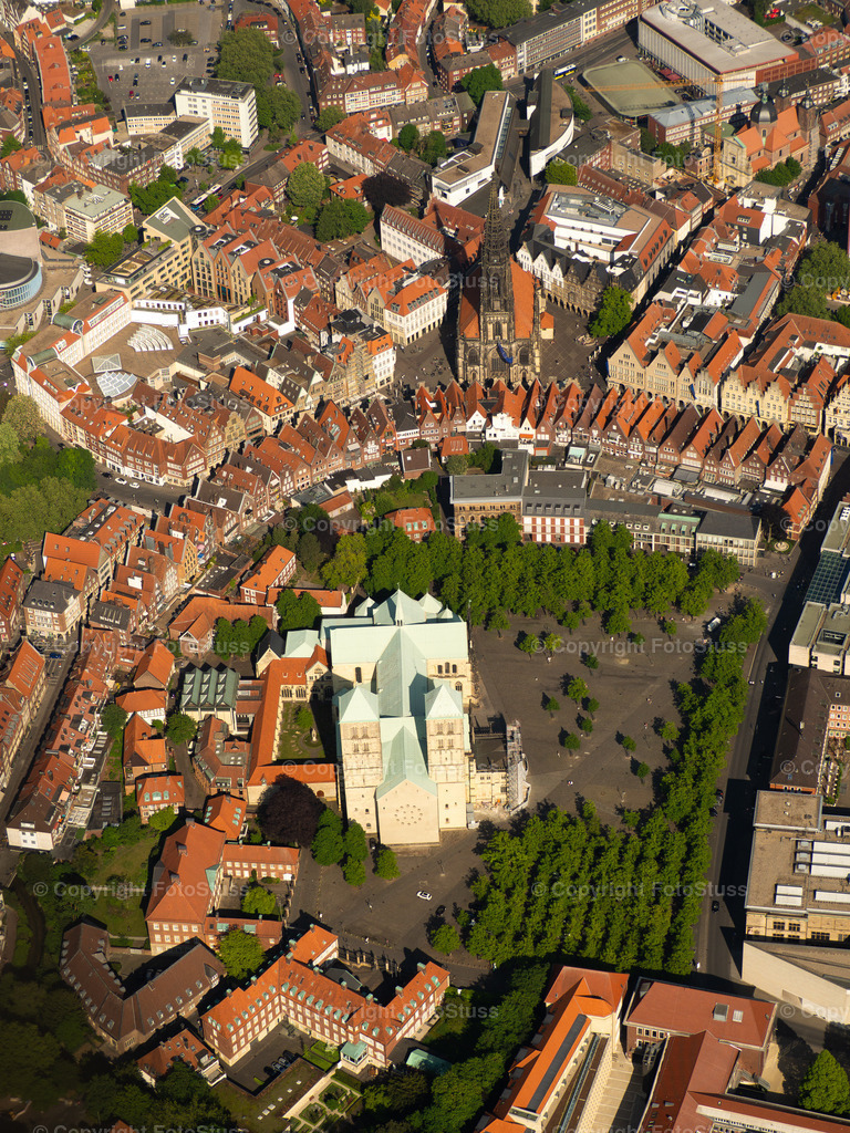 Luftbild hochkant von Münster | Eine Hochkant Aufnahme der Altstadt von Münster aus der Luft. - Realisiert mit Pictrs.com