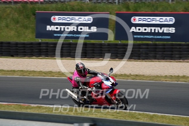 2025_05_12_PBK_17042 | Sportfotografie; SlowMotion; Video; Rennstrecke; Hafeneger; Speer; Racing; RSE; BMW; CBO; Trackday; Motorsportarena; Hockenheimring; Brno; Most; Barcelona; Valencia