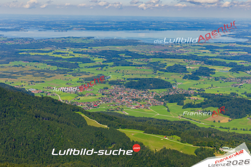 Klassische Luftaufnahme ohne Drohne zeigt:Chiemsee bei Bergen - Die Luftbildaufnahme wurde 2025 vom UL-Flugzeug heraus erstellt ( keine Drohne ) - Hochauflösende Luftaufnahme -Nicht vergleichbar mit Google Maps oder Satelittenbilder- Die Geschenkidee !Mit Lizenz und Bildrechte bestellbar