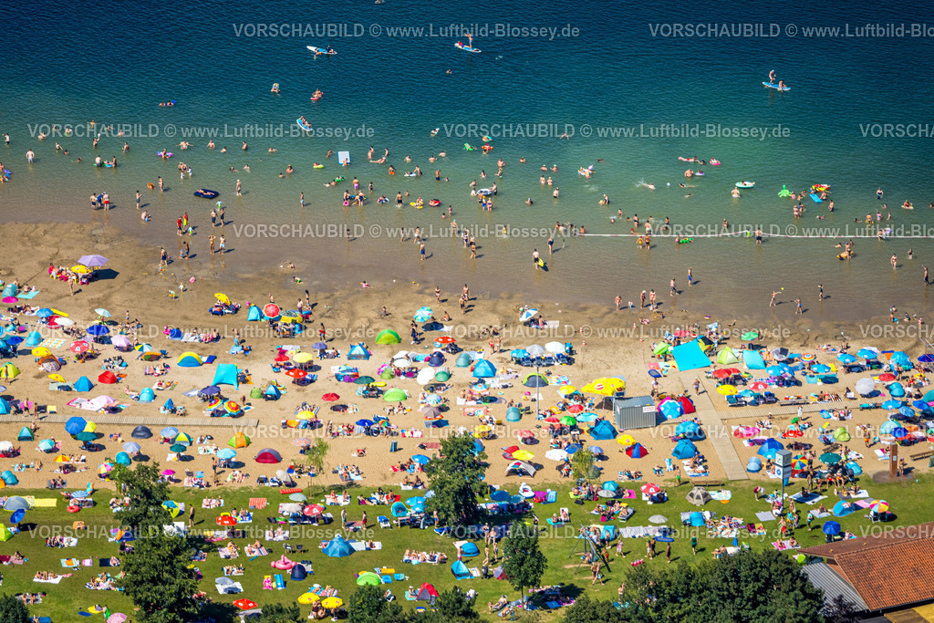 Voerde240802940StrandbadTenderingssee_Freibad | Luftbild, Strandbad Tenderingssee, Freibad am Tender, Sandstrand und Liegewiese mit Badegästen und bunten Sonnenschirmen, spielen und sonnen am Strand, Formen und Farben, Möllen, Voerde, Ruhrgebiet, Nordrhein-Westfalen, Deutschland