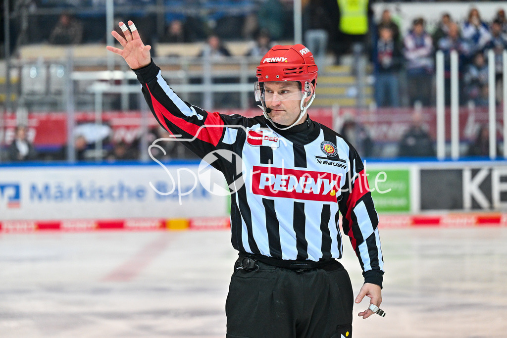 Iserlohn Roosters - Augsburger Panther | Im Bild Hauptschiedsrichter Marian ROHATSCH / Einzelfoto / Freisteller / DEL: Iserlohn Roosters - Augsburger Panther, Eissporthalle Iserlohn am 07.03.2025