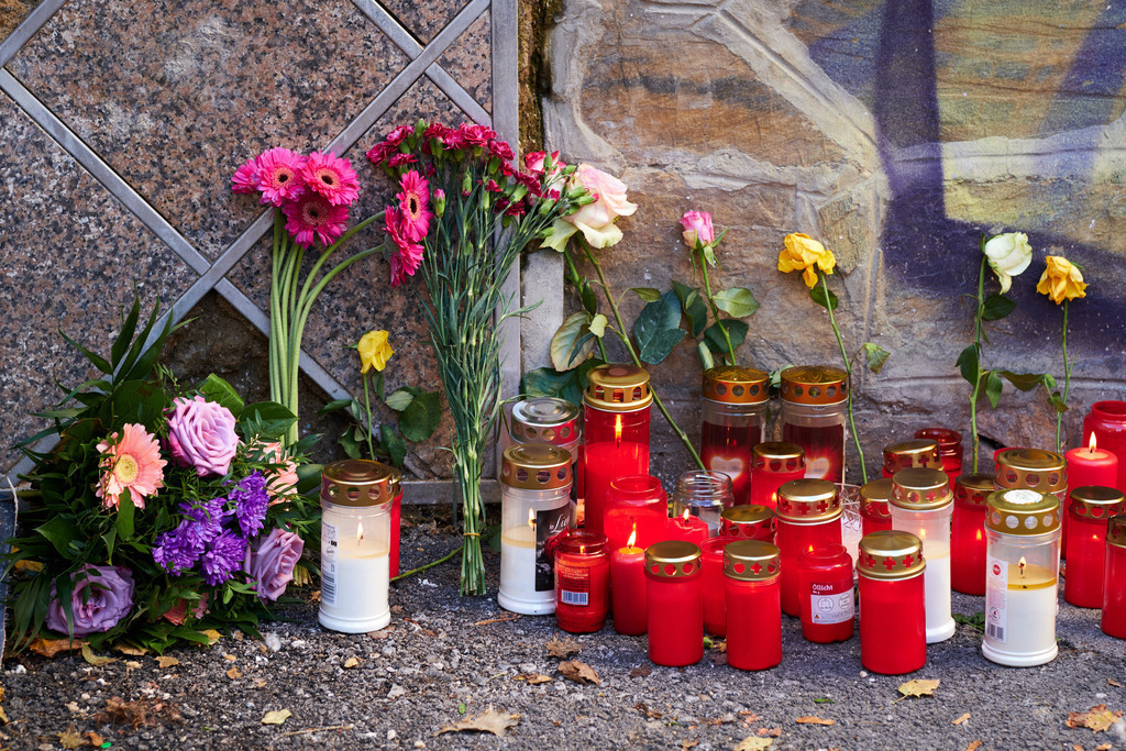 Blumen und Kerzen bei der Jerusalemstiege | Wien, Austria - November 06, 2020: Gedenken an den Terroranschlag vom 02.11.2020, Blumen und Kerzen bei der Jerusalemstiege. - Realisiert mit Pictrs.com