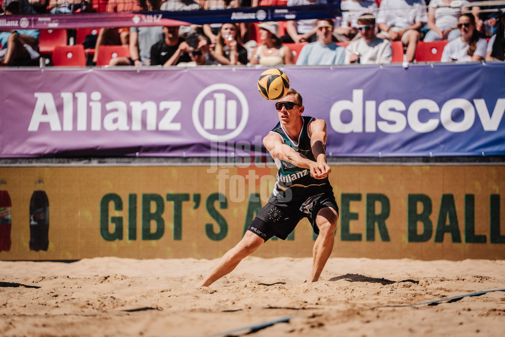 Beachvolleyball | Männer | Allianz German Beach Tour 2025 | Tourstop Düsseldorf | 16.05.2025 | Jonas Reinhardt nimmt den Ball an