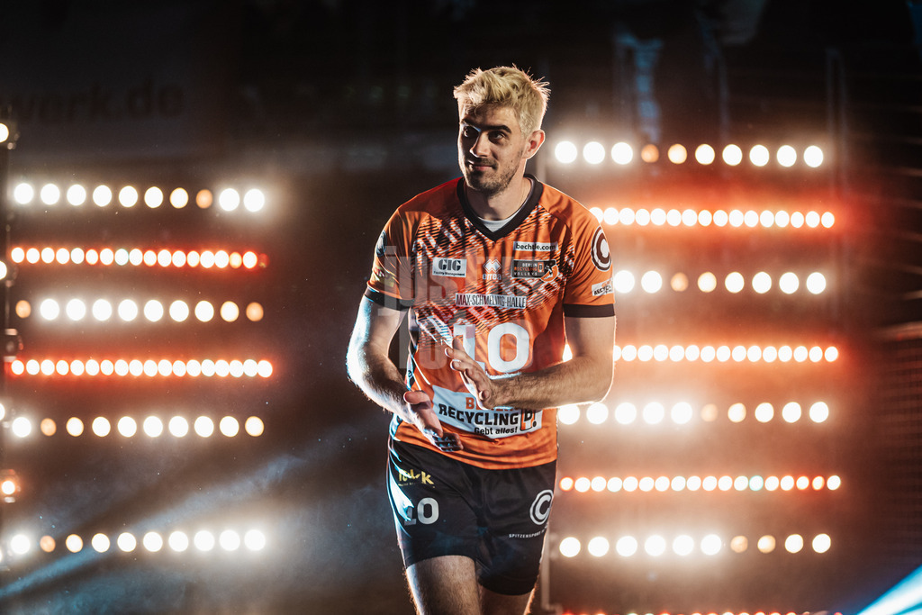 Volleyball | Herren | Saison 2024/2025 | 1. Volleyball Bundesliga Männer | Finale | BERLIN RECYCLING Volleys vs. SVG Lüneburg | 03.05.2025 | Daniel Malescha (#10, Berlin Recycling Volleys) läuft in die Halle ein