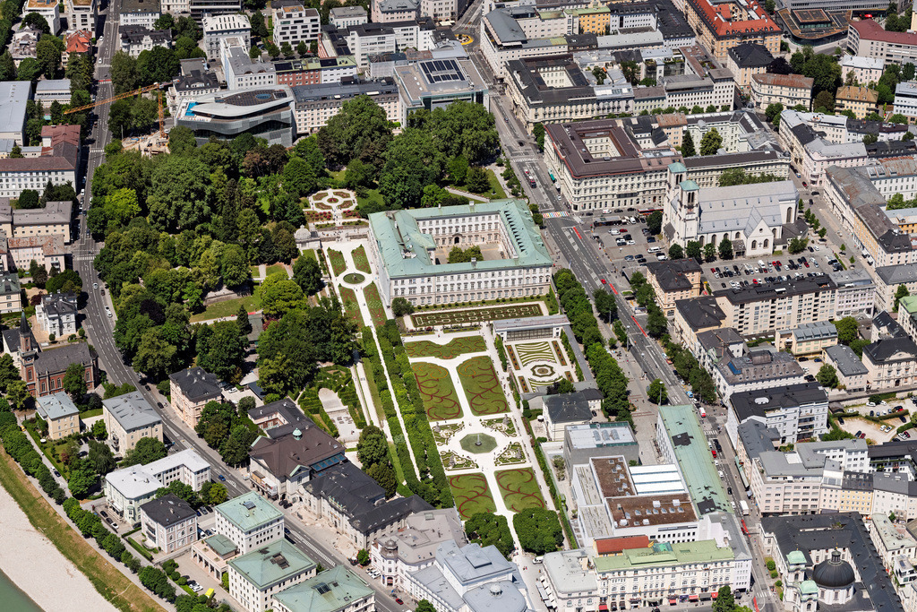 dr__0100149.jpg | SALZBURG 13.06.2023 Gebäudekomplex im Schloßpark von Schloß Mirabell und Andräkirche in Salzburg in Österreich. 