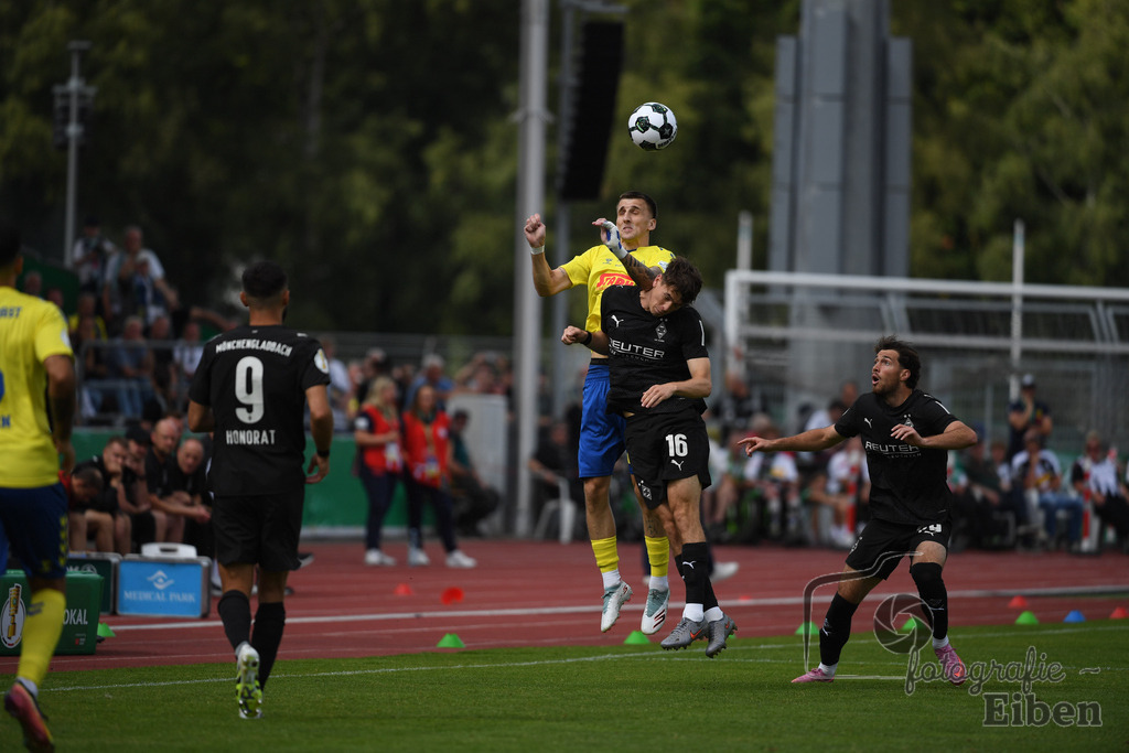 SV Atlas-Delmenhorst-Borussia Mönchengladbach | DFB-Pokal 1. Runde;SV Atlas Delmenhorst (gelb)-Borussia Mönchengladbach (schwarz) am 17.08.2025 in Oldenburg (Marschweg-Stadion), Photo: Philip Eiben 2025 - Realisiert mit Pictrs.com