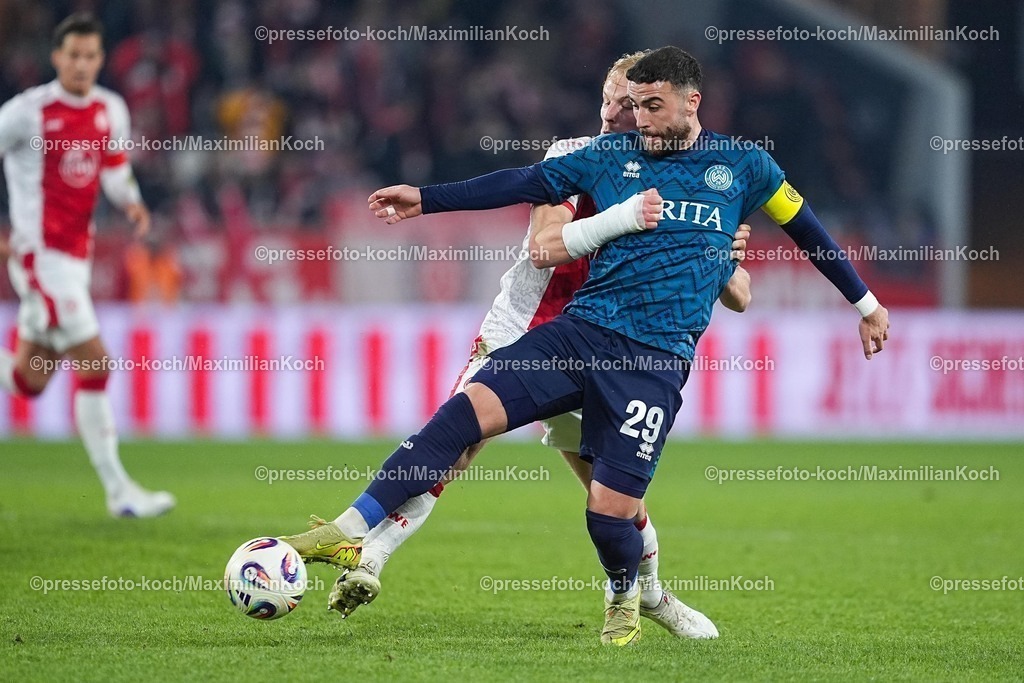 xYDRx01022601031 | 01.02.2026, xydrx, Fußball, 3.Liga, Rot-Weiss Essen - SV Wehen Wiesbaden, Saison 2025 2026, Stadion an der Hafenstraße: Ben Huening (Rot-Weiss Essen #15) im Zweikampf gegen Fatih Kaya (SV Wehen Wiesbaden #29)   DFB regulations prohibit any use of photographs as image sequences and or quasi-video. Photo: xYannisxDreimannxPressefotoKochx