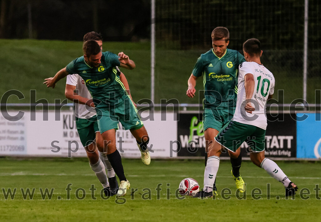 2023-09-01_081_FC_Schwaig_gegen_TSV_Gruenwald | Oberding, Deutschland, 01.09.2023:
Fußball, Landesliga Südost 2023 / 2024, 9. Spieltag, FC Schwaig gegen TSV Grünwald, Endergebnis: 3:1

Markus Kreuzeder (TSV Grünwald, #4), Luis Heinzlmeier (TSV Grünwald, #14), Vincent Sommer (FC Schwaig, #10)

Foto: Christian Riedel / fotografie-riedel.net