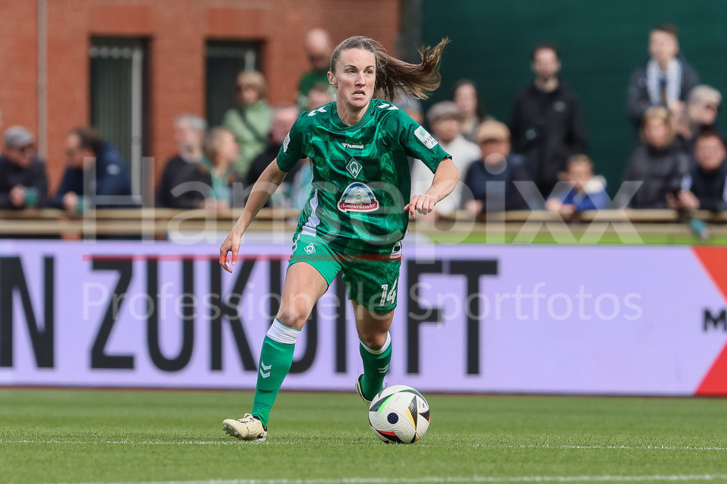 Fussball, Google Pixel Frauen-Bundesliga, SV Werder Bremen - 1. FFC Turbine Potsdam | v.li.: Michaela Brandenburg (SV Werder Bremen, 14) am Ball, Freisteller, Einzelbild, Ganzkörper, Aktion, Action, Spielszene