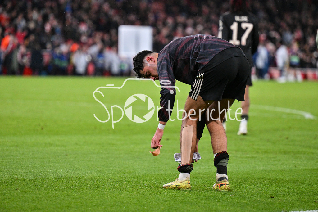 Arsenal FC - FC Bayern München | LONDON, ENGLAND - 26. NOVEMBER: im Bild Aleksandar PAVLOVIC (FC Bayern Munich 45), der sein Tape vom Bein reisst / Einzelfoto / Freisteller beim Ligaspiel zwischen Arsenal London und dem FC Bayern München am 5. Spieltag der UEFA Champions League im Emirates Stadium am 26.11.2025