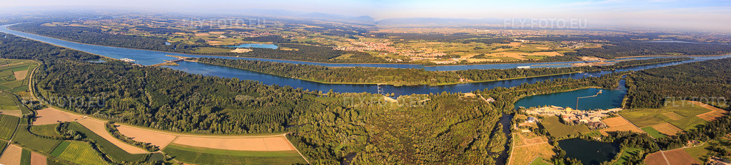 Vue aérienne: Panorama de l'île du Rhin depuis l'est à Gerstheim dans le département Bas Rhin, France – .Photo: IMG_093221-Pano.jpg prise le 16/08/2016 par Werner Riehm/FLY-FOTO.eu – Résolution de l'original: 13560 x 3078 px