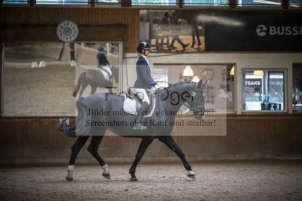 DOS_0275 | Entdecke hochwertige Reitturnierfotos von Foto Oger. Professionell, emotional und authentisch – jetzt Lieblingsmomente im Shop bestellen.Deutschlandweite Turnierfotografie. - Realisiert mit Pictrs.com